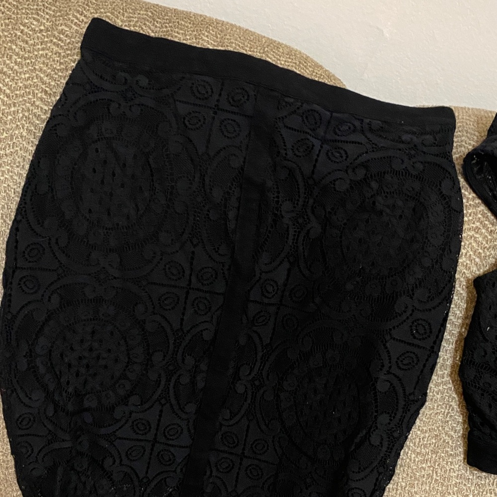 bebe Black Patterned Crop Top - Picture 3 of 6